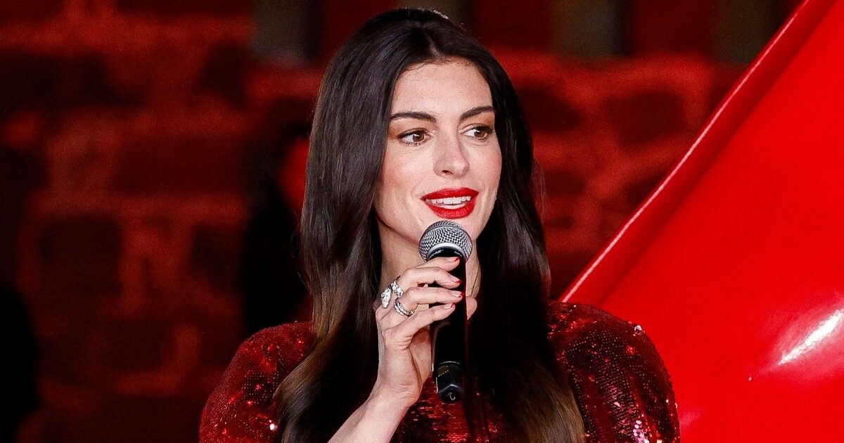 To micro french manicure της Anne Hathaway έχει την πιο ανατρεπτική απόχρωση