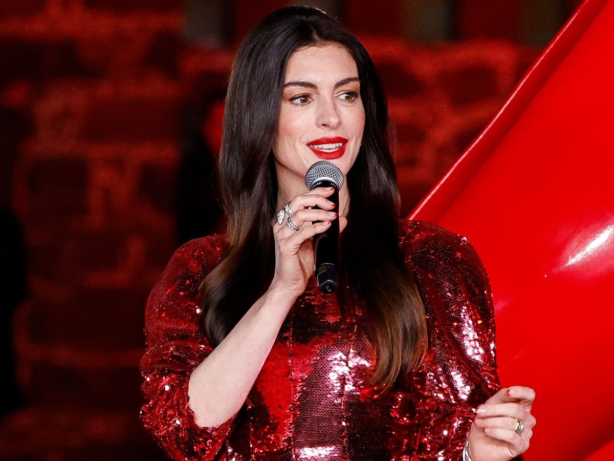 To micro french manicure της Anne Hathaway έχει την πιο ανατρεπτική απόχρωση