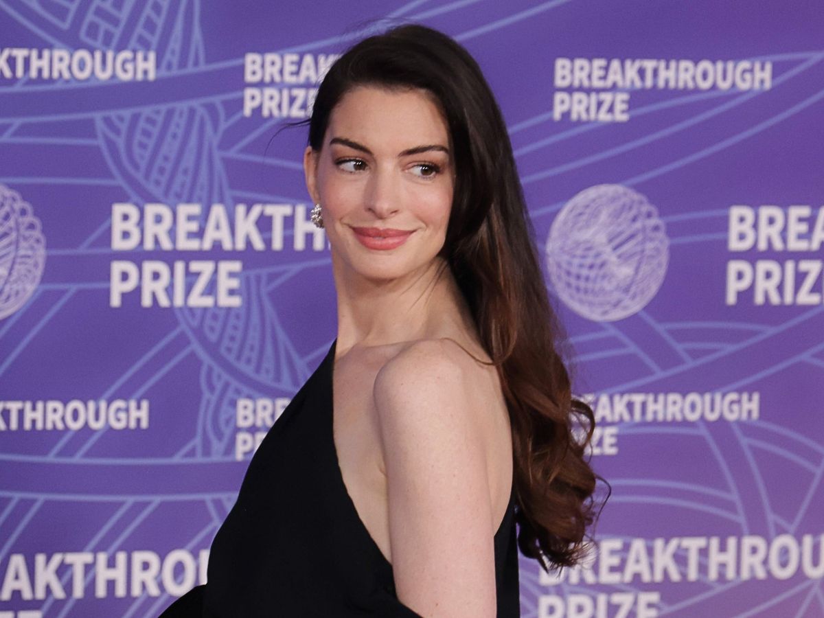 Η Αν Χάθαγουεϊ αναδείχθηκε η ομορφότερη γυναίκα στον κόσμο, σύμφωνα με το περιοδικό People