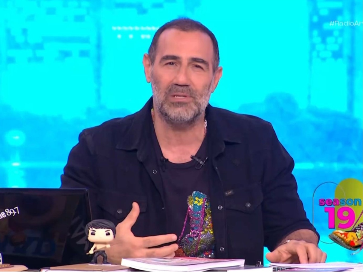 Αντώνης Κανάκης: Αυλαία για το Ράδιο Αρβύλα – «Για ένα χρονικό διάστημα δε θα χρειάζεται να μαυρίζουμε τη ψυχή μας»