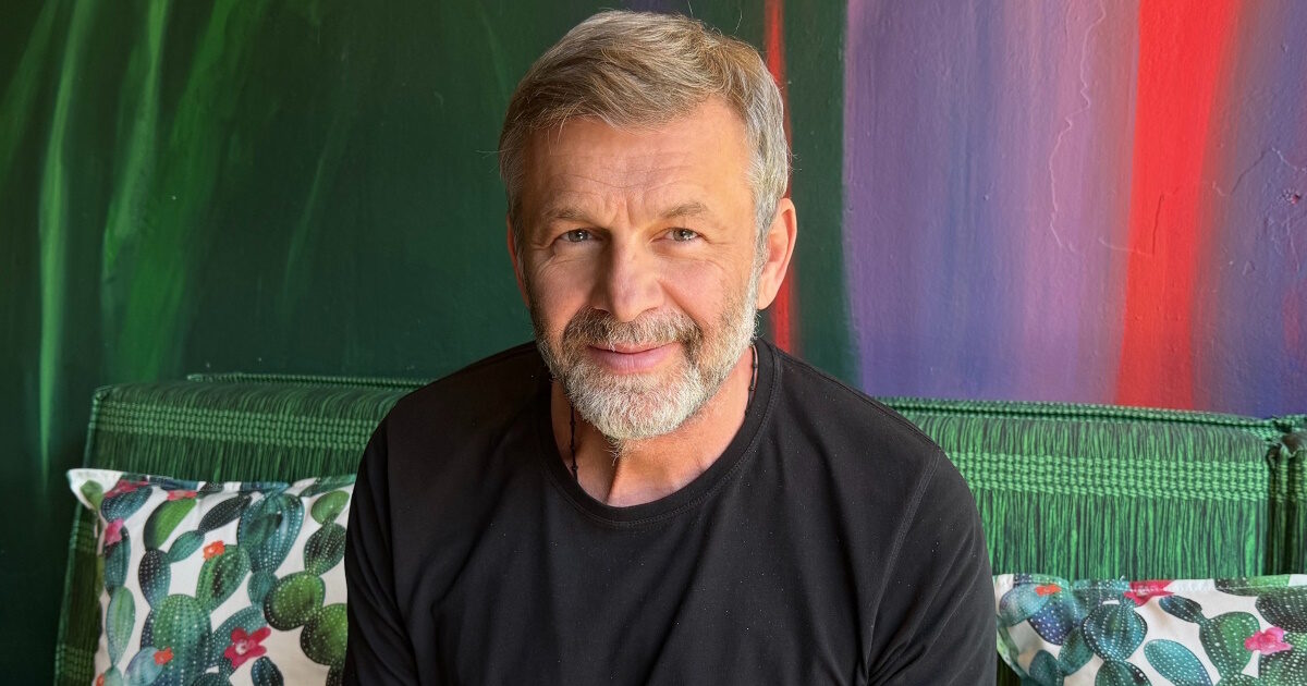 Ο Απόστολος Γκλέτσος στο TLIFE: «Το “ψάρι” ειπώθηκε για να πάρουν κάποιοι δύναμη και άλλοι να καταλάβουν ότι ο ανδρισμός δεν είναι αυτό που νομίζουν»