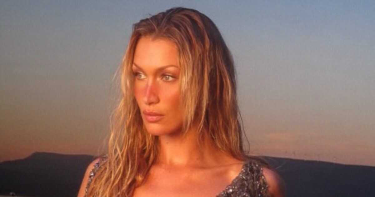 Η Bella Hadid φωτογραφίζεται υιοθετώντας το πιο σαγηνευτικό καλοκαιρινό Y2K beauty look