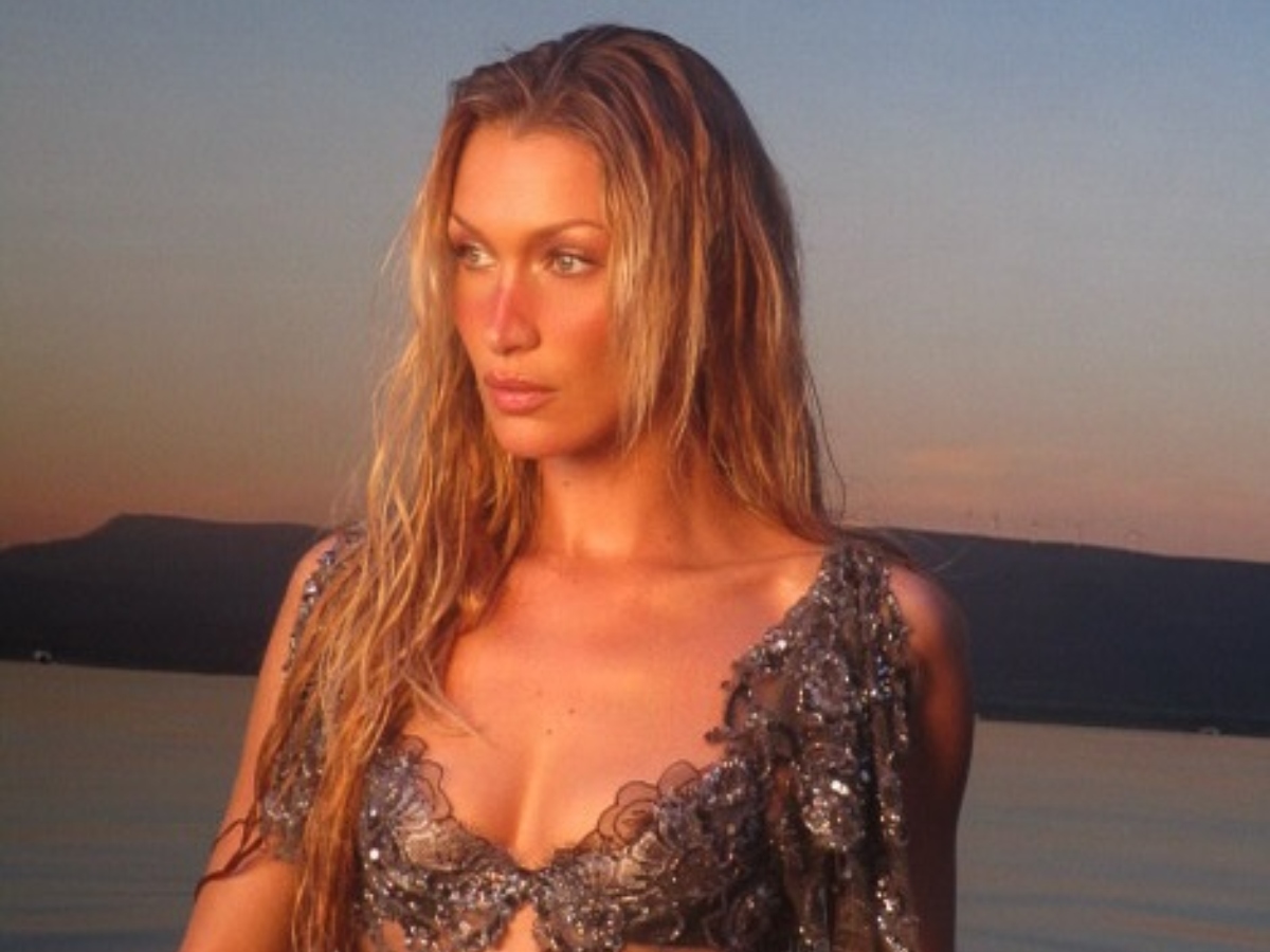 Η Bella Hadid φωτογραφίζεται υιοθετώντας το πιο σαγηνευτικό καλοκαιρινό Y2K beauty look