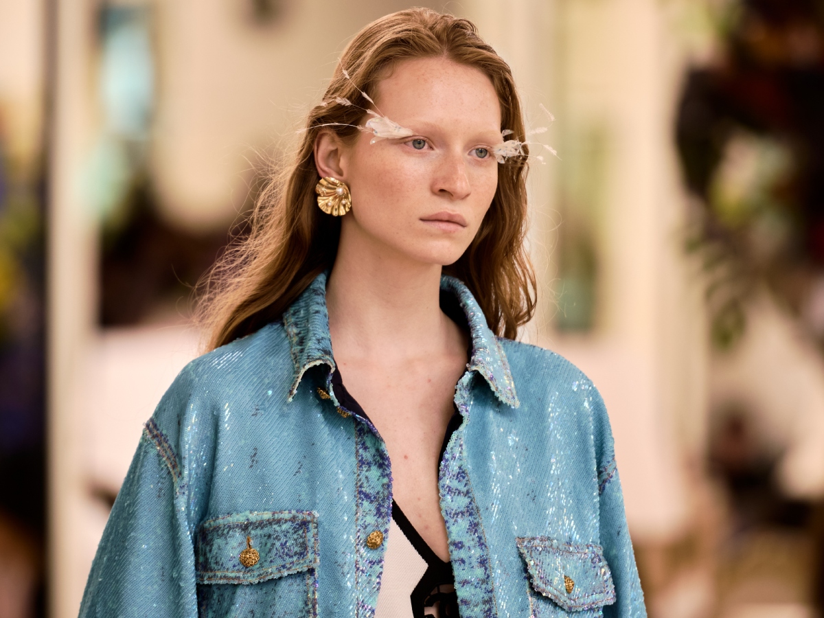 Chanel Cruise 2026/2027: Τα beauty looks αποπνέουν θαλασσινή αύρα με «φτερά» στα μάτια, nude lips και wavy μαλλιά