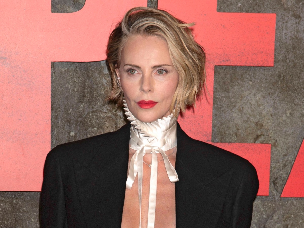 H Charlize Theron απογειώνει το ανδρόγυνο στιλ με το πιο θηλυκό beauty look