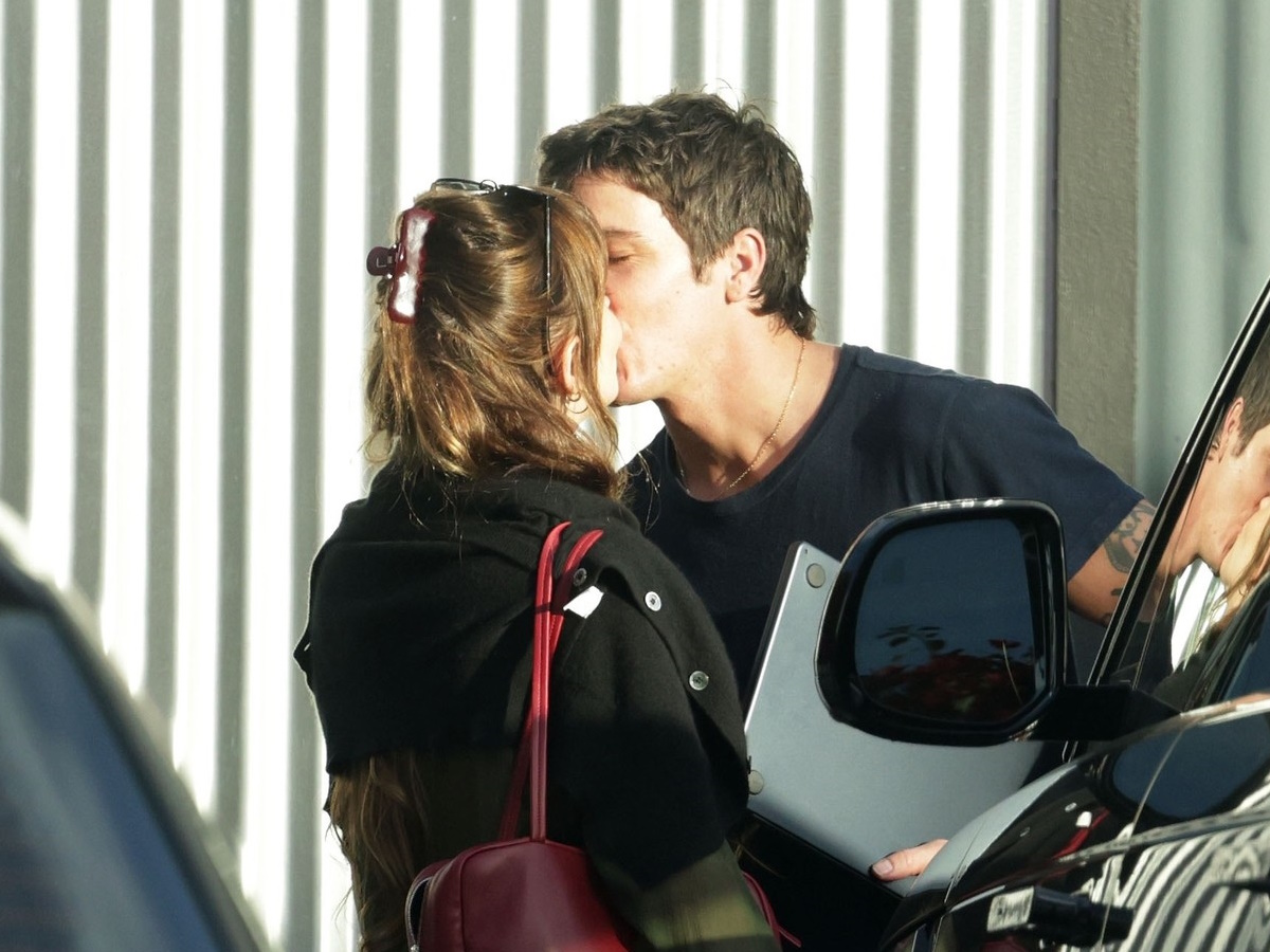 Dakota Johnson: Τα καυτά φιλιά με τον νέο σύντροφό της, μετά τον οριστικό χωρισμό της από τον Chris Martin