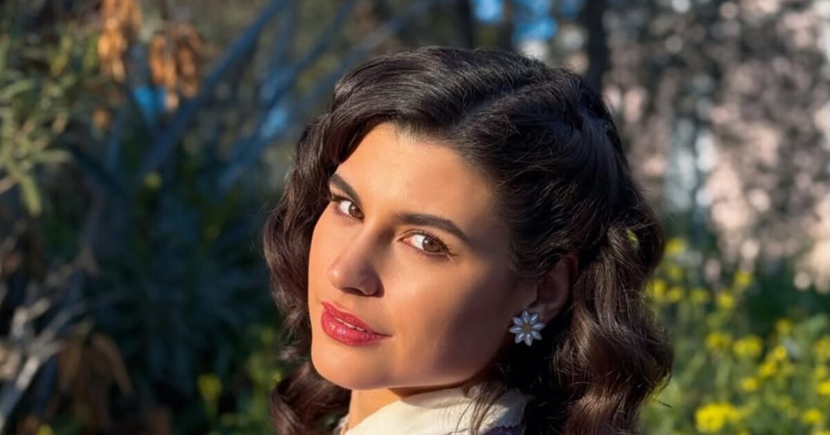 Ατύχημα για τη Δανάη Παππά: Το βίντεο με τις πατερίτσες στα γυρίσματα της σειράς «Άγιος Έρωτας»