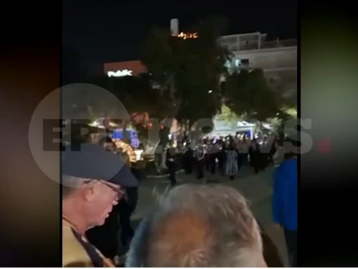 Ο Ντάνιελ Κρεγκ στην περιφορά επιταφίου στον Άγιο Κωνσταντίνο Γλυφάδας