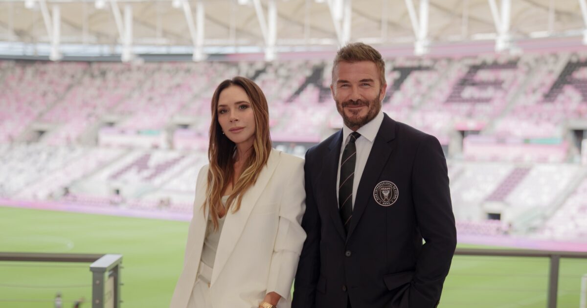 Η Victoria Beckham στο πλευρό του David Beckham στα εγκαίνια του νέου γηπέδου της Inter Miami – Η κομψή εμφάνιση, η οικογενειακή στήριξη και η απουσία του Brooklyn