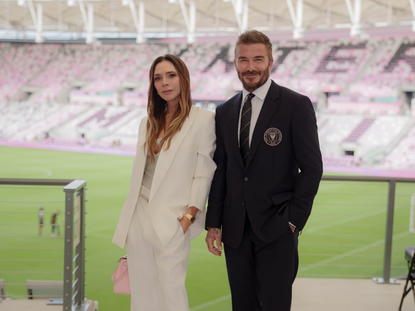 Η Victoria Beckham στο πλευρό του David Beckham στα εγκαίνια του νέου γηπέδου της Inter Miami – Η κομψή εμφάνιση, η οικογενειακή στήριξη και η απουσία του Brooklyn