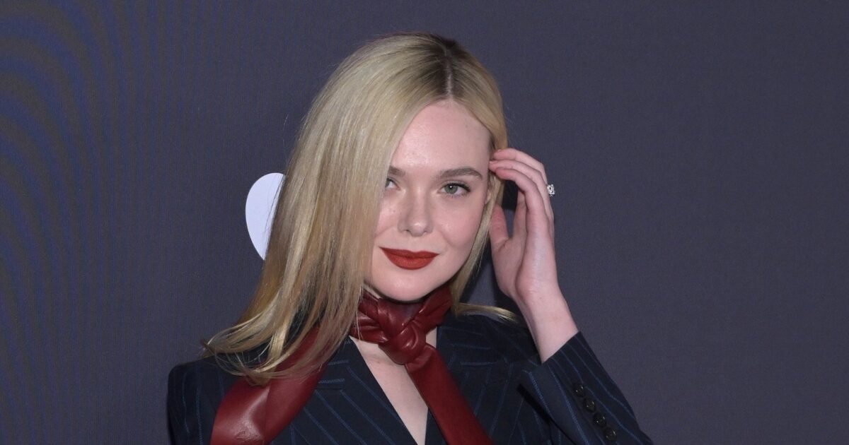 H Elle Fanning «ματσάρει» το μακιγιάζ με το αξεσουάρ στο λαιμό της και το αποτέλεσμα είναι απλά εκπληκτικό