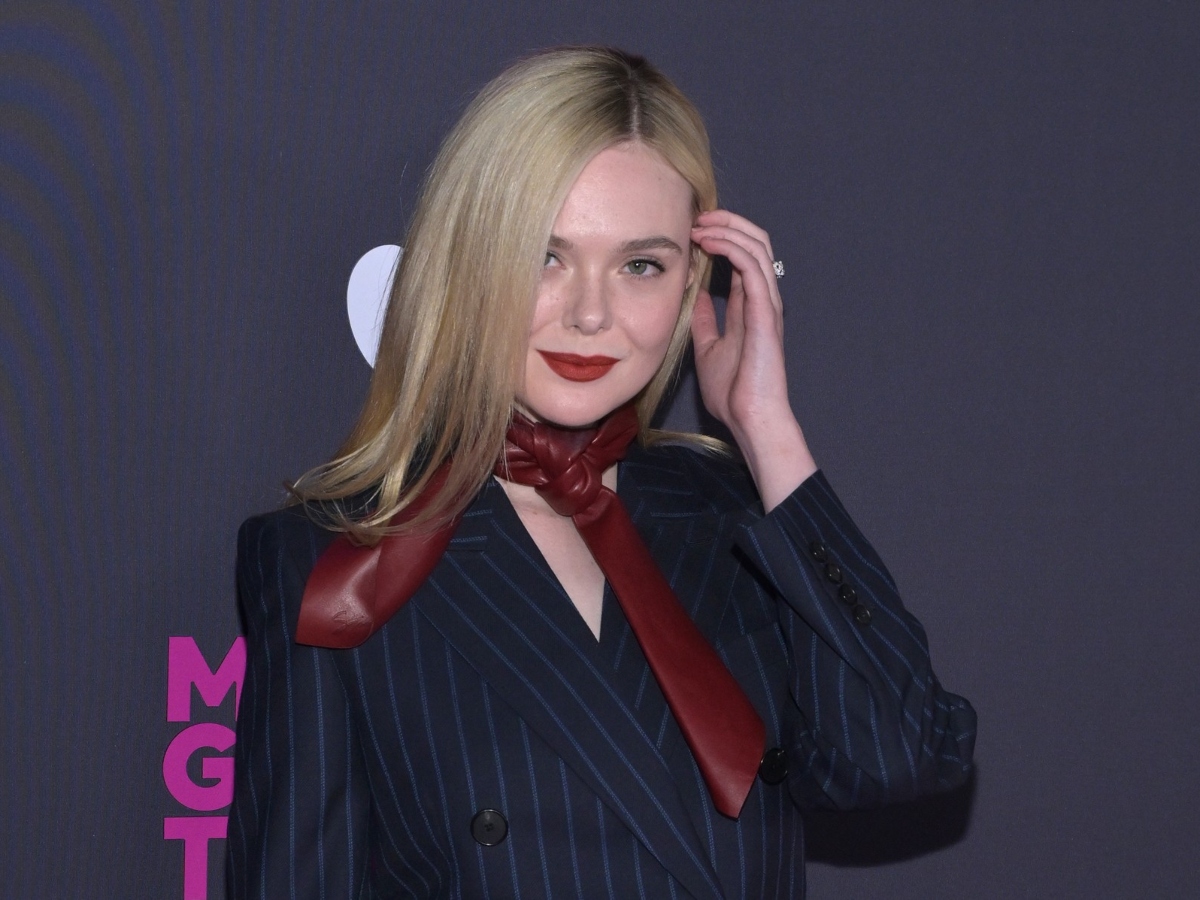 H Elle Fanning «ματσάρει» το μακιγιάζ με το αξεσουάρ στο λαιμό της και το αποτέλεσμα είναι απλά εκπληκτικό