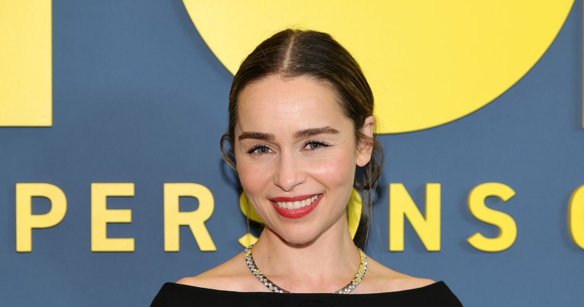 Emilia Clarke: Έκανε μια δραστική αλλαγή στα μαλλιά της υιοθετώντας ένα παιχνιδιάρικο ξανθό bob