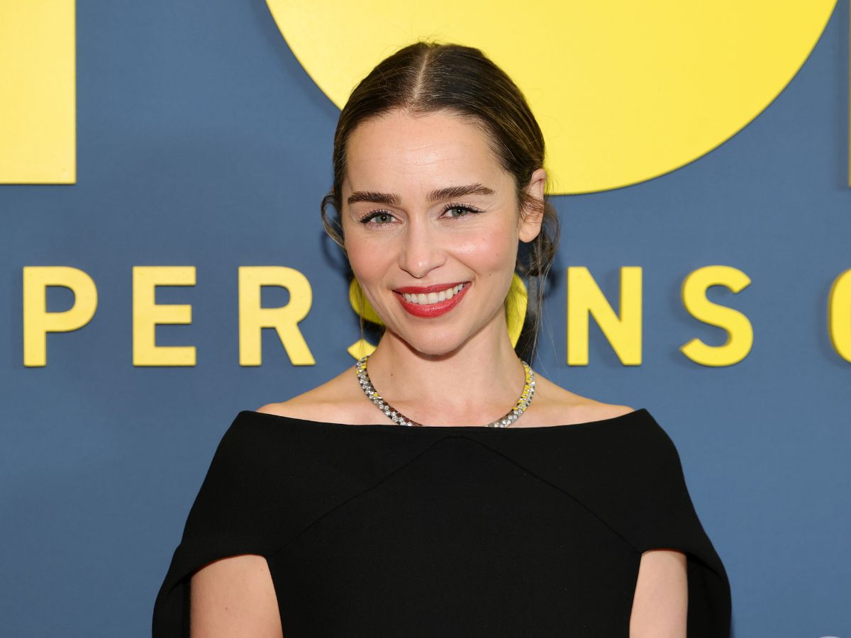 Emilia Clarke: Έκανε μια δραστική αλλαγή στα μαλλιά της υιοθετώντας ένα παιχνιδιάρικο ξανθό bob