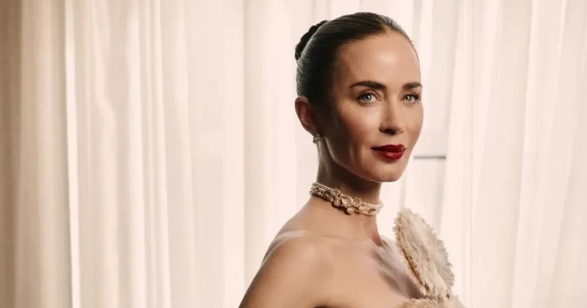 Το κόκκινο μανικιούρ της Emily Blunt έχει το twist που θα λατρέψεις