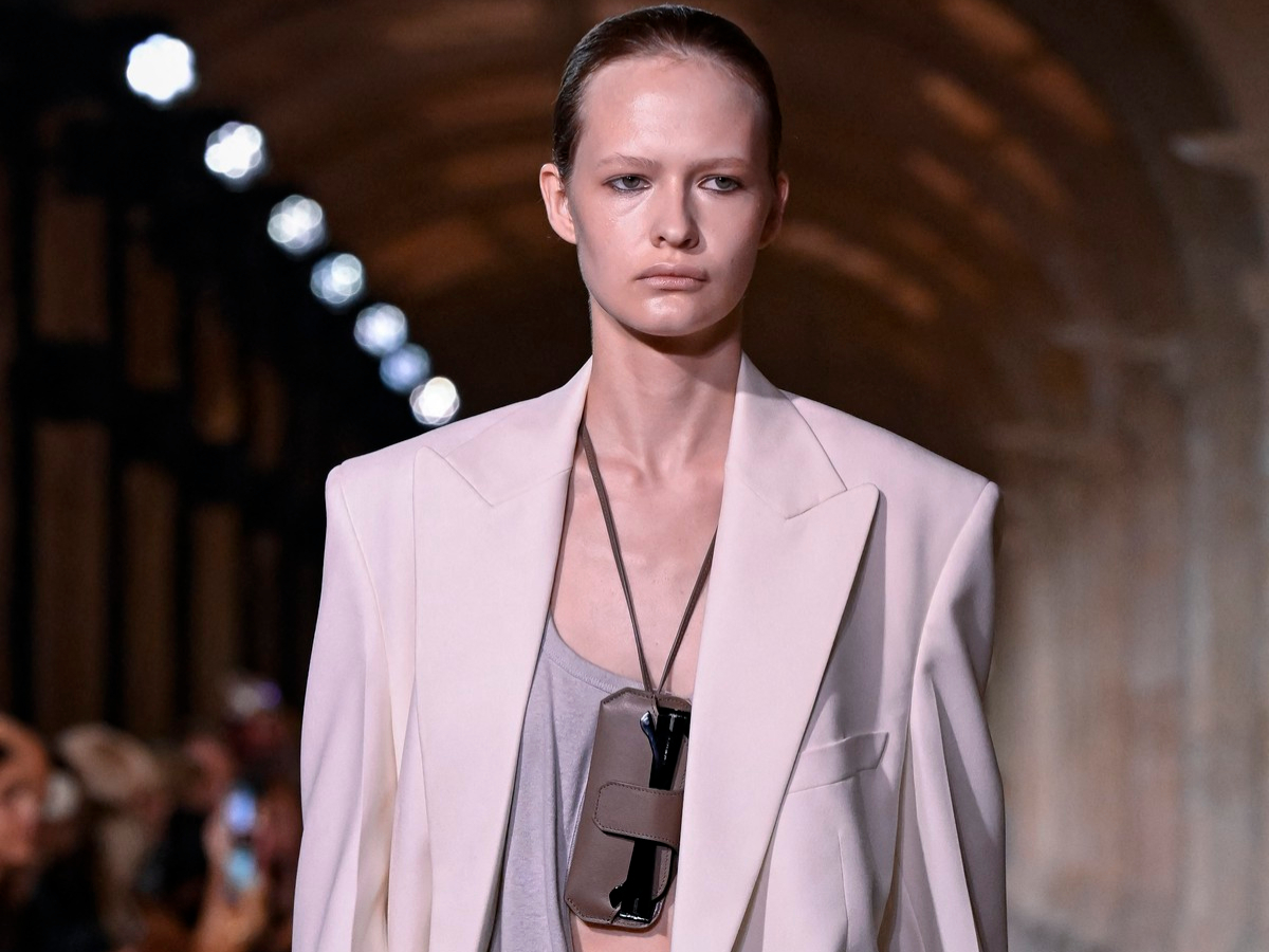 Γυαλιά ηλίου: Φέτος τα φοράμε σαν κολιέ και αυτό είναι το πιο βολικό micro trend