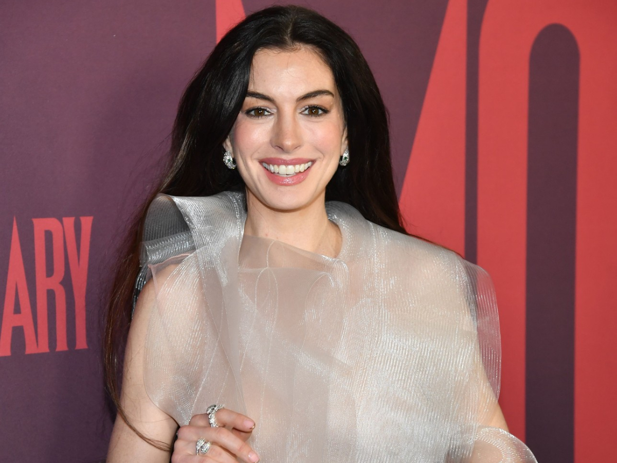 Anne Hathaway: Εμφανίστηκε στο κόκκινο χαλί με φόρεμα που έμοιαζε με…σύννεφο