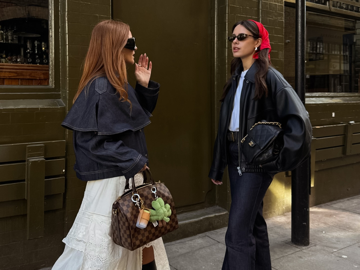 Μαντήλι στο κεφάλι: Το καλοκαιρινό αξεσουάρ που φοριέται άνετα από τώρα