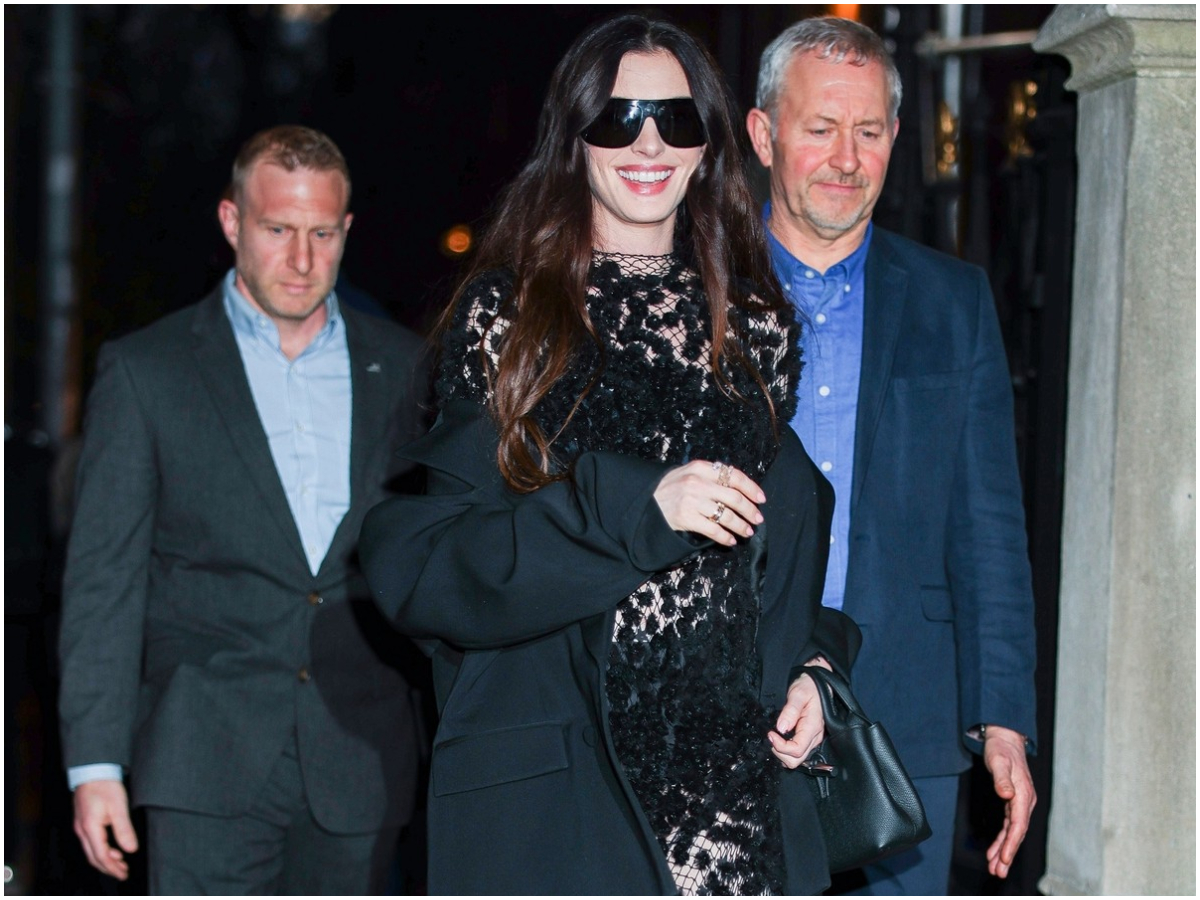 Η Calvin Klein έντυσε την Anne Hathaway – Η εμφάνιση που έκλεψε την παράσταση στη Νέα Υόρκη