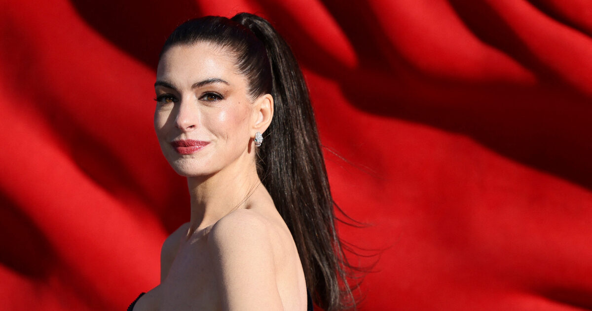 Η Anne Hathaway επαναφέρει ένα trend που φορέσαμε όλες το  2010