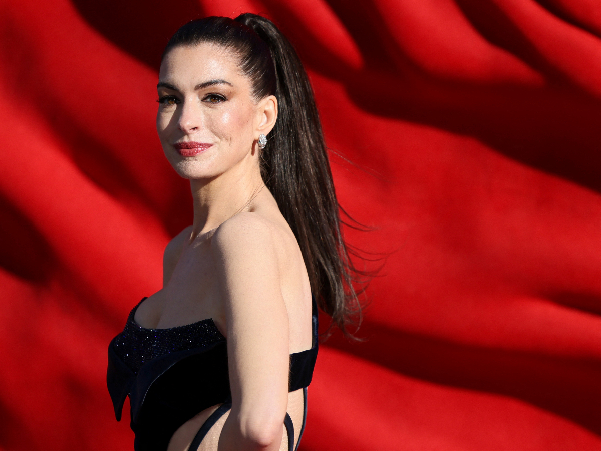 Η Anne Hathaway επαναφέρει ένα trend που φορέσαμε όλες το  2010