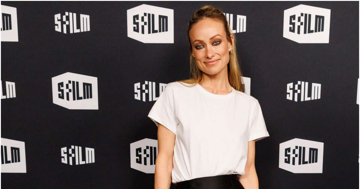 Λευκό t-shirt: Το πιο δυνατό basic τώρα κατακτά και το κόκκινο χαλί