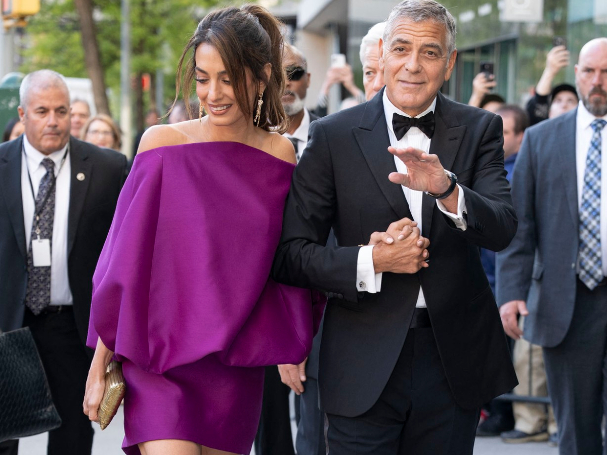 Amal Clooney: Τράβηξε όλα τα βλέμματα με αυτό το micro dress στο πλευρό του George Clooney