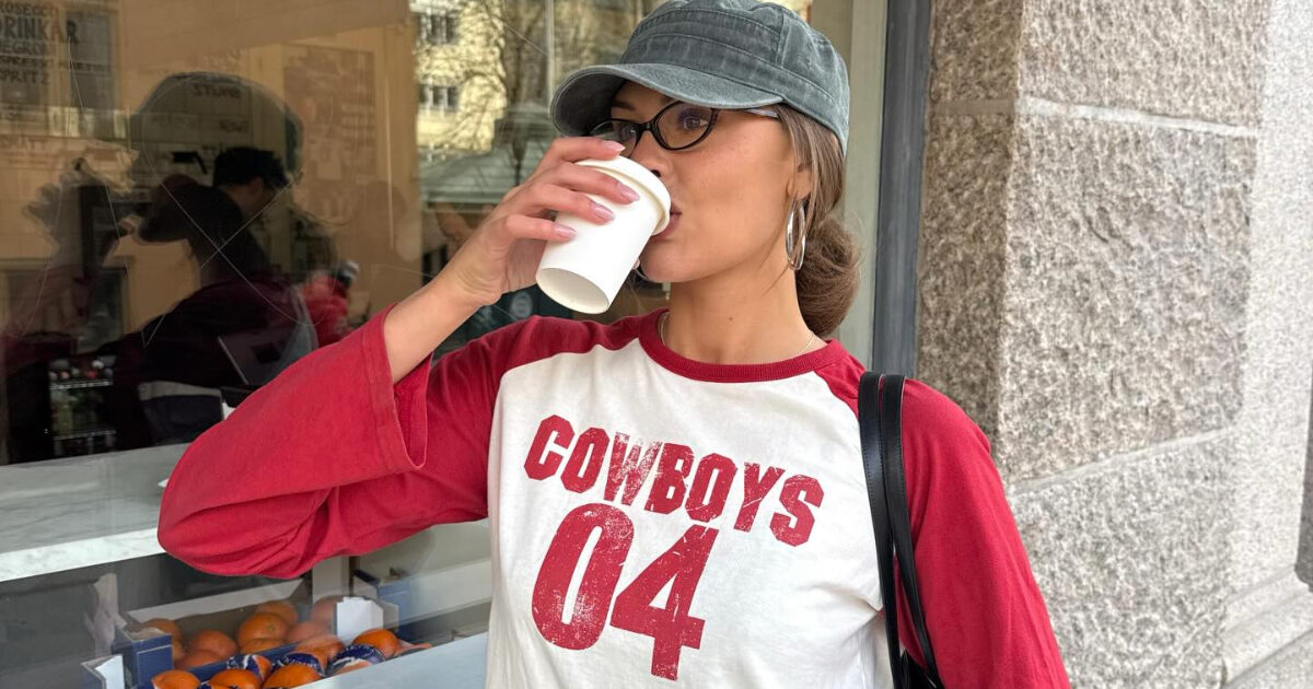 Baseball top: Το cool μπλουζάκι που κάνει θραύση τώρα στο ΤikTok