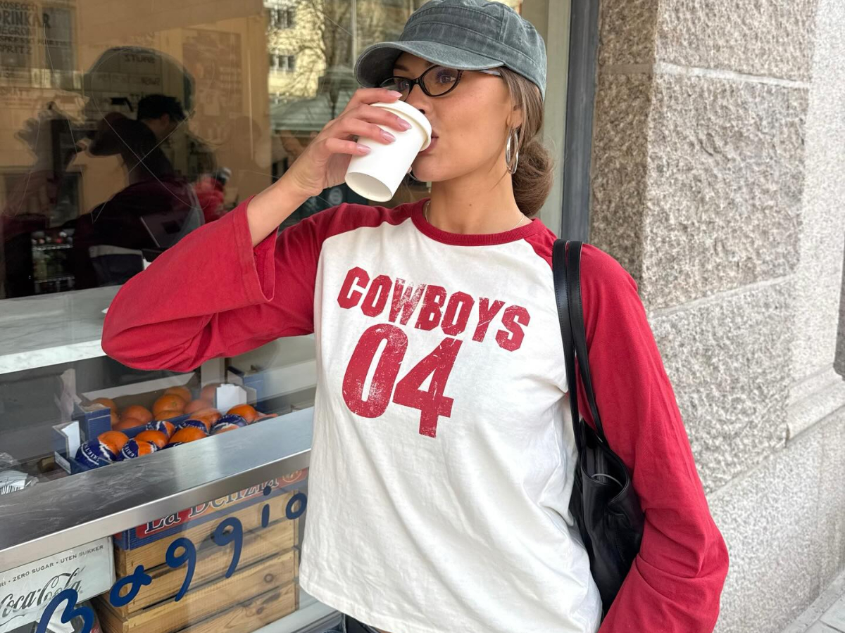 Baseball top: Το cool μπλουζάκι που κάνει θραύση τώρα στο ΤikTok