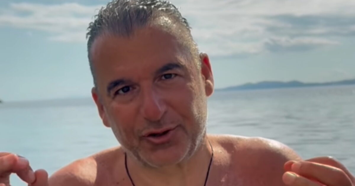 Γιώργος Λιάγκας: Απολαμβάνει τις βουτιές του στην Τήνο – «Δεν κάνει κρύο στην Ελλάδα»