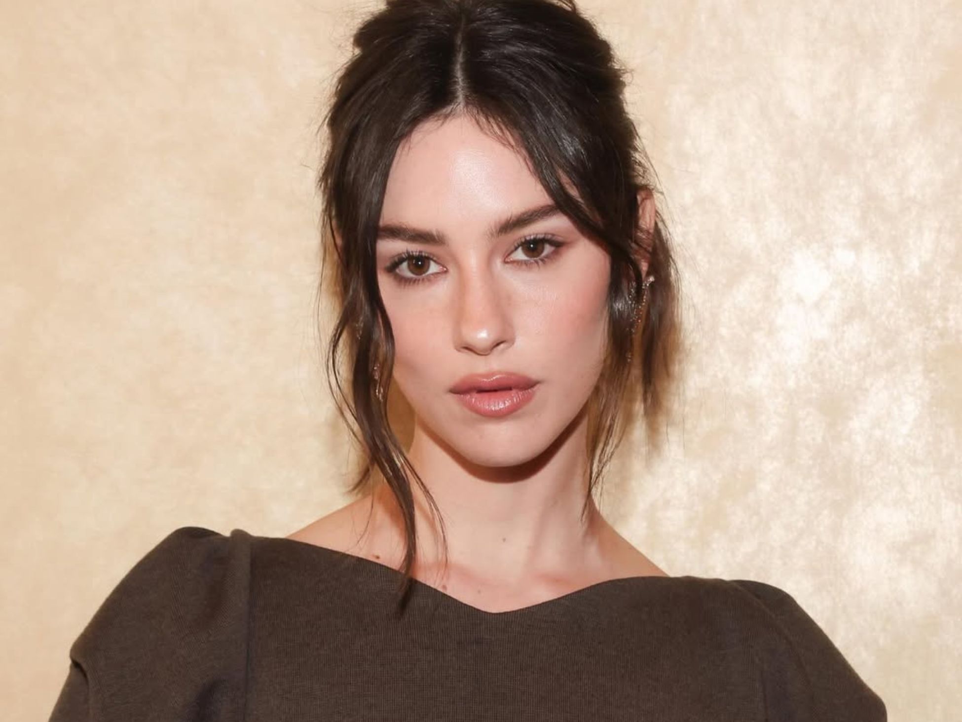 Η Gracie Abrams ξέρει πώς να πετυχαίνει ένα λαμπερό μακιγιάζ — Kαι αυτά είναι προϊόντα που εμπιστεύεται