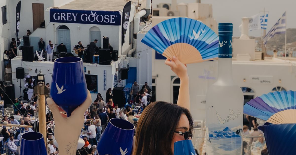 Πάσχα στην Πάρο με την Grey Goose: Μοναδικές εικόνες από τo viral κυκλαδίτικο γλέντι στο γραφικό λιμανάκι της Νάουσας