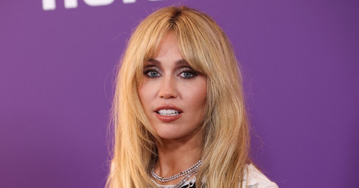 Hot Honey Blonde: Το «ζεστό» ξανθό που θα γίνει ανάρπαστο το καλοκαίρι