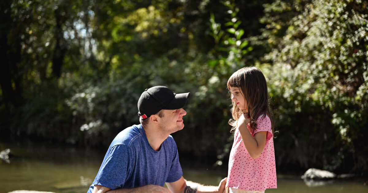 Κοινωνικό παιδί χωρίς φόβο; Το μυστικό είναι στο πώς του μιλάς