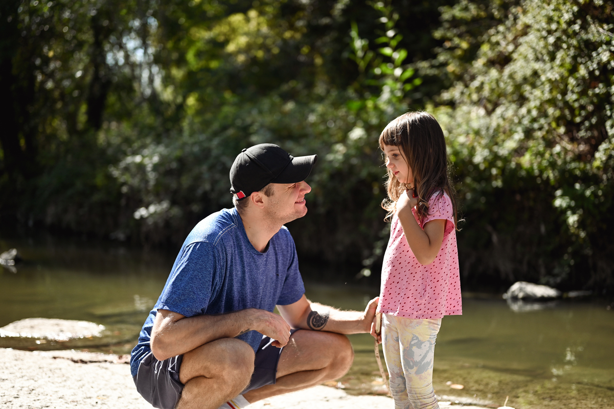Κοινωνικό παιδί χωρίς φόβο; Το μυστικό είναι στο πώς του μιλάς