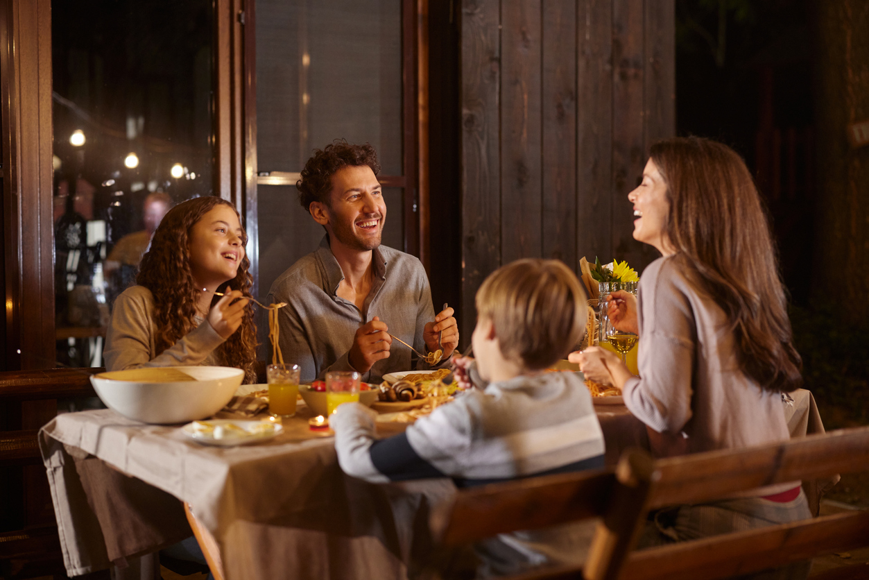 Οικογενειακό τραπέζι: Τελικά βοηθάει ή απλώς μας αγχώνει;