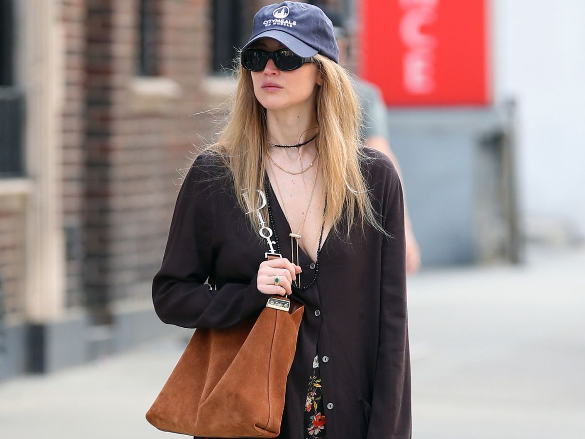 Η τέχνη του layering: Η Jennifer Lawrence συνδυάζει κομμάτια από διαφορετικές εποχές σε ένα look