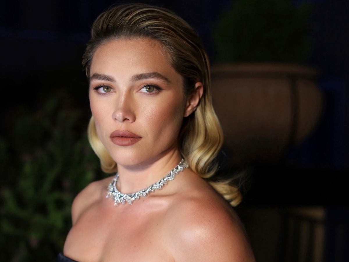 To μακιγιάζ της Florence Pugh έχει τις αποχρώσεις του ηλιοβασιλέματος και μας φέρνει λίγο πιο κοντά στο καλοκαίρι