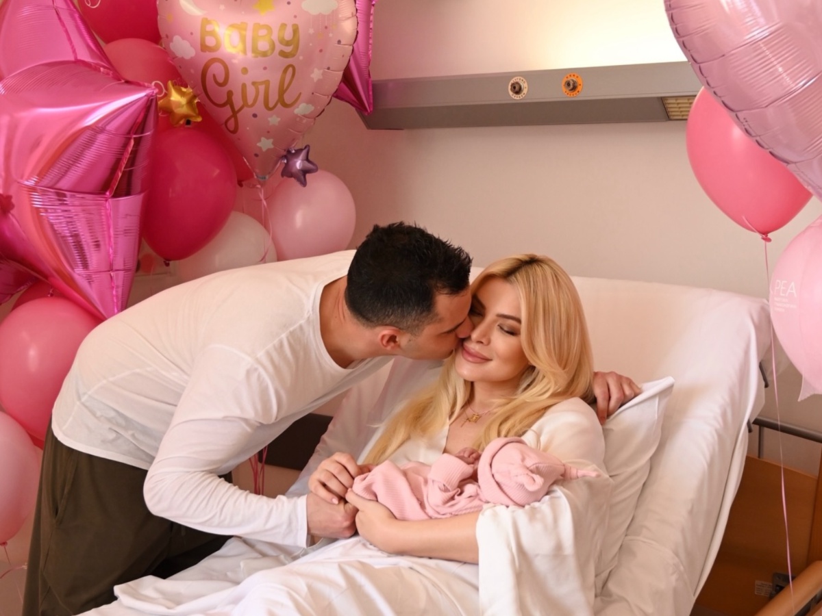 Κατερίνα Καινούργιου – Παναγιώτης Κουτσουμπής: Οι φωτογραφίες με την κόρη τους μέσα από το μαιευτήριο