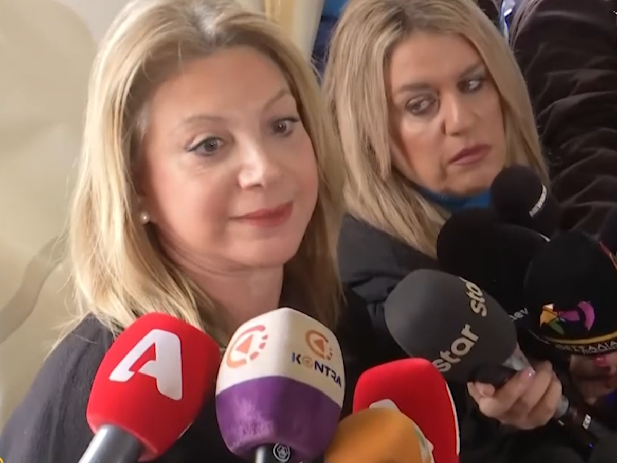 Ξέσπασε η Μαρία Καρυστιανού έξω από τη δίκη των Τεμπών: «Εγώ θα βγάλω φωτογραφίες για να δει το πανελλήνιο τι συμβαίνει στην αίθουσα»