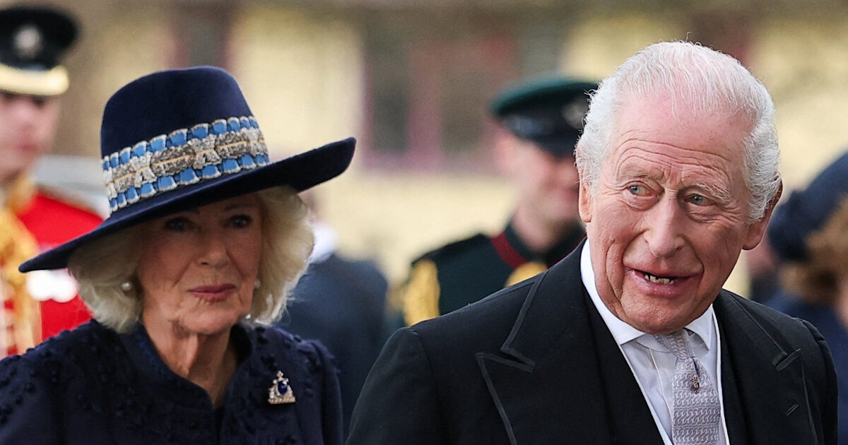 Ο βασιλιάς Κάρολος και η βασίλισσα Καμίλα σε συμβολικό τόπο για τον πρίγκιπα Ουίλιαμ και την Κέιτ Μίντλετον