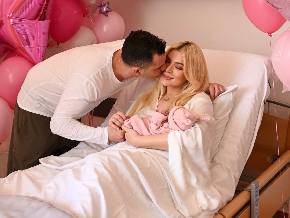 Κατερίνα Καινούργιου: Ο Παναγιώτης Κουτσουμπής δημοσίευσε φωτογραφία της νεογέννητης κόρης τους