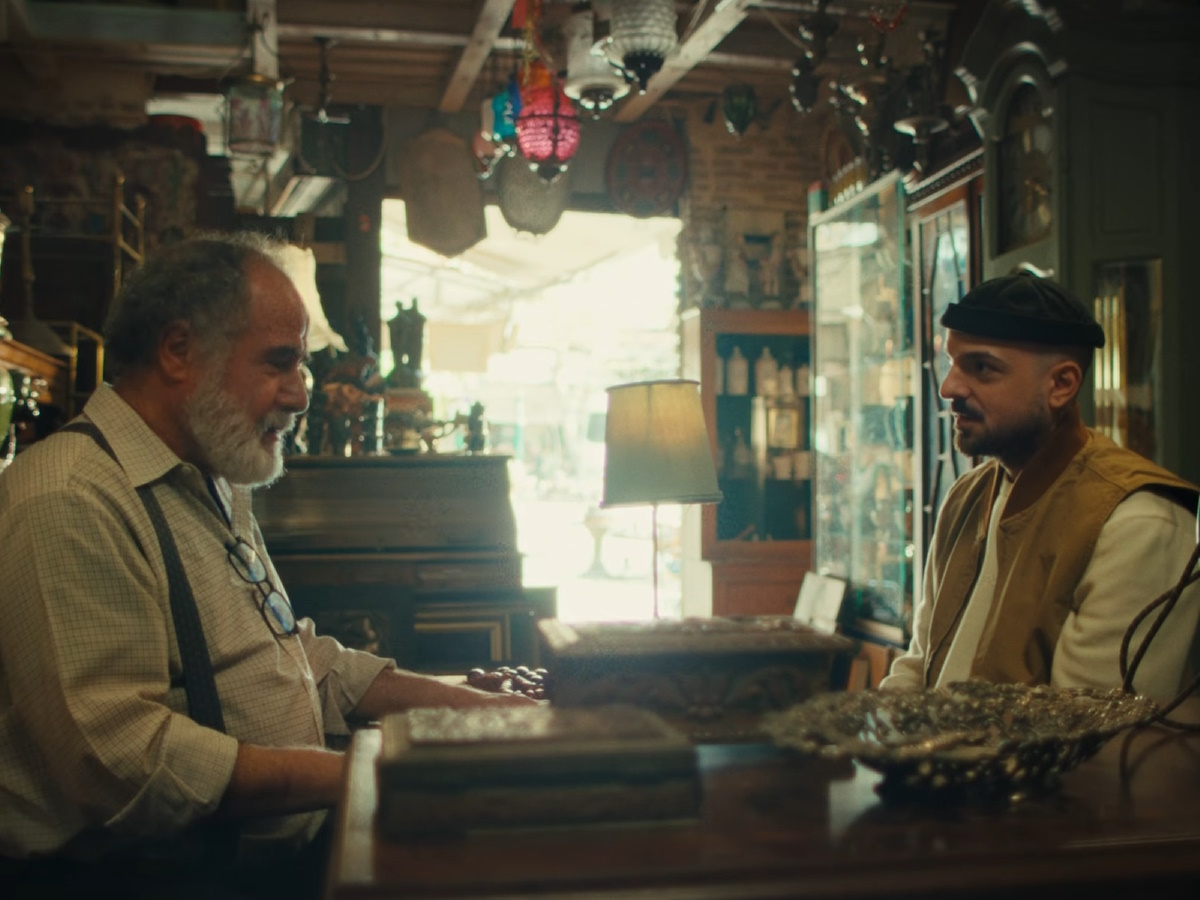 Apon: Ο Θοδωρής Κατσαφάδος πρωταγωνιστεί στο νέο του videoclip για το τραγούδι «Ρεμπέτικο»