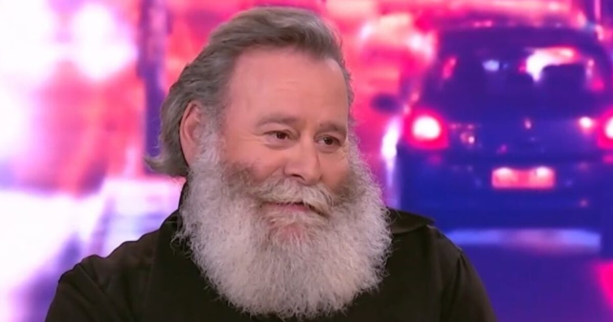 Κωστής Σαββιδάκης: «Με σταύρωσε ο παπάς, κόλλησε ο σταυρός στην πλάτη, ήταν σημάδι για να κάνω εξετάσεις»