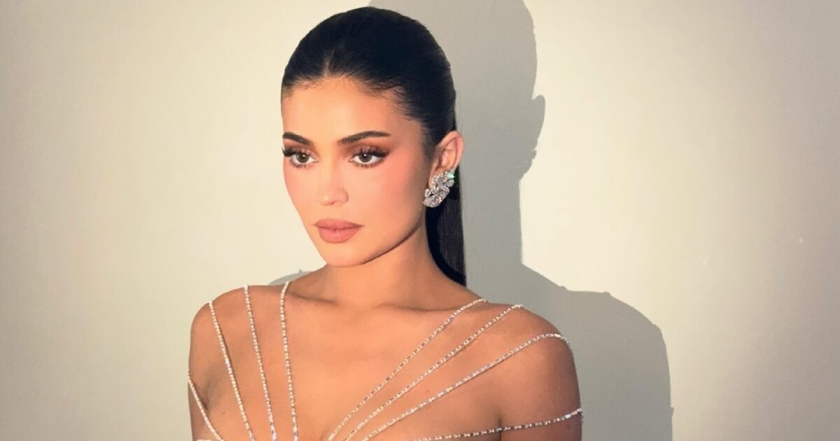 To μανικιούρ της Kylie Jenner είναι ανθισμένο και θα σου φτιάξει τη διάθεση
