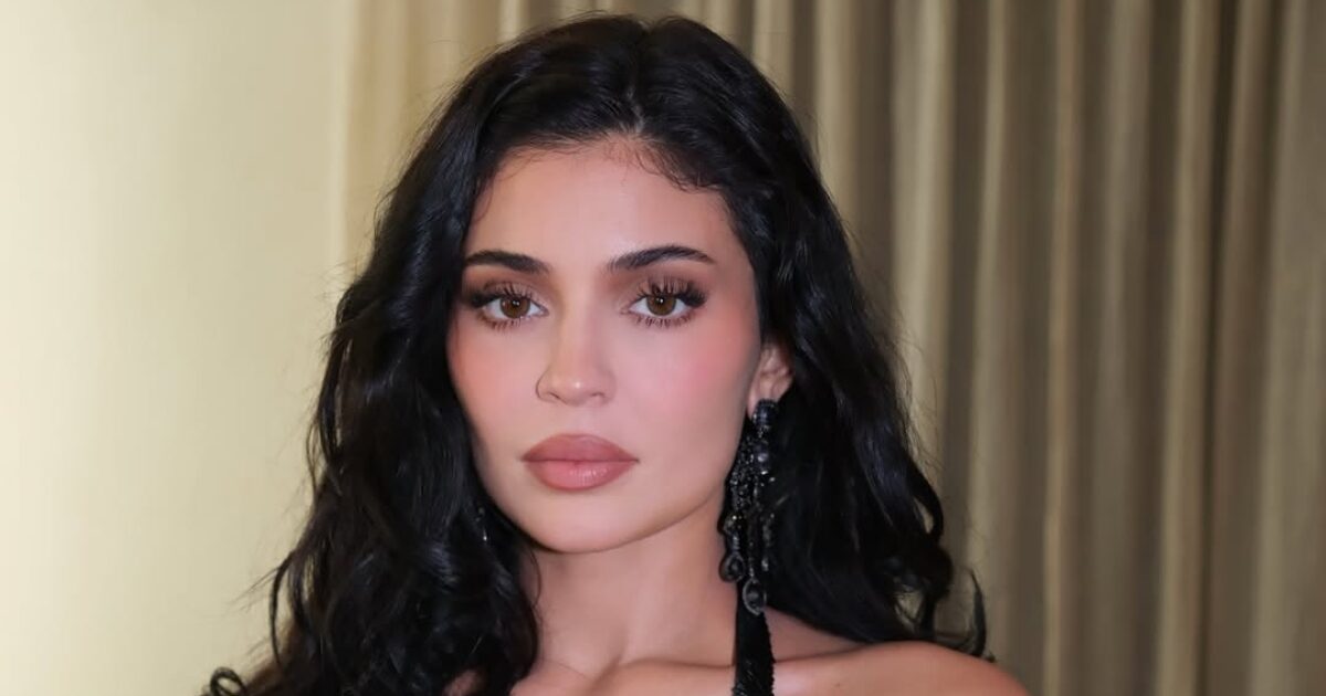 Η Kylie Jenner αναβαθμίζει το κλασικό french manicure με ένα glam twist