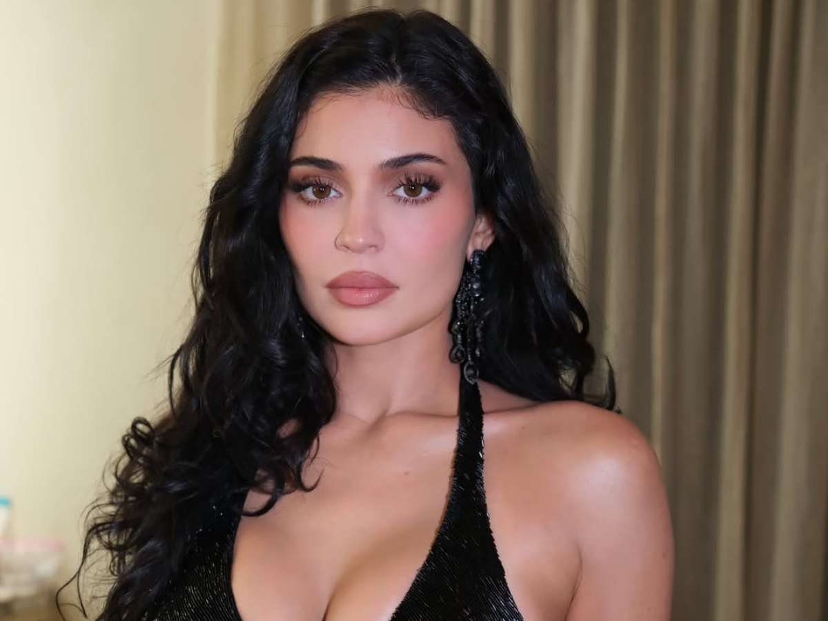 Η Kylie Jenner αναβαθμίζει το κλασικό french manicure με ένα glam twist