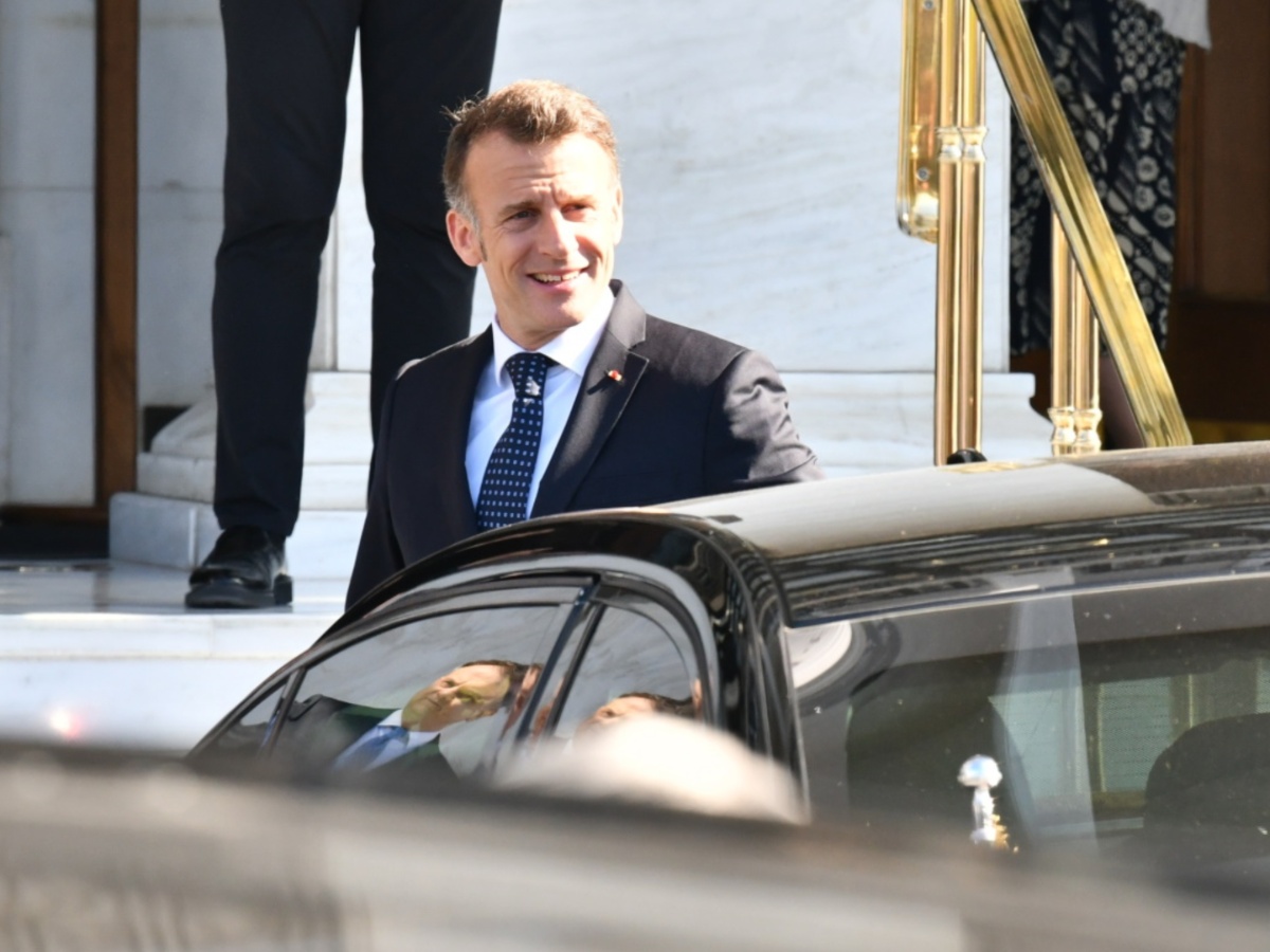 Εμανουέλ Μακρόν: Καρέ – καρέ η αναχώρησή του από το κέντρο της Αθήνας για τη συνάντηση με τον Κυριάκο Μητσοτάκη στη φρεγάτα «Κίμων»