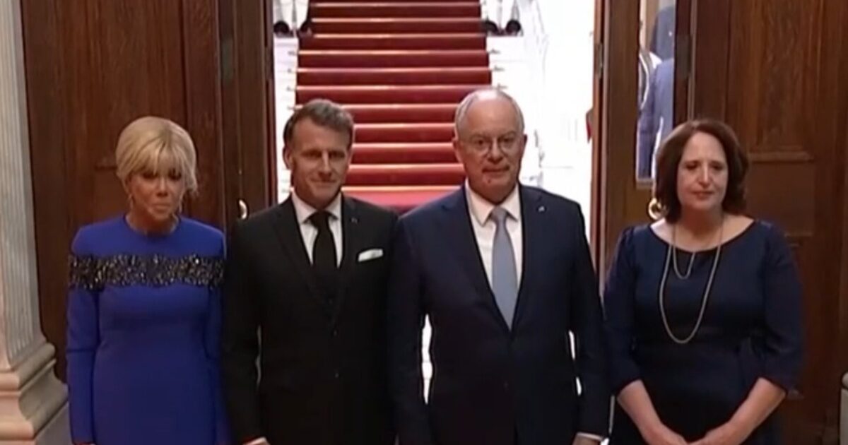 Εμανουέλ Μακρόν – Μπριζίτ Μακρόν: Η εμφάνιση στο Προεδρικό Μέγαρο για το επίσημο δείπνο