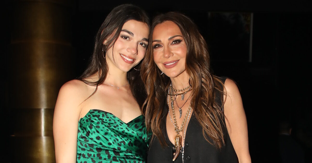 Δέσποινα Βανδή: Με την κόρη της στο closing Ρέμου – Μάστορα! Η Μελίνα Νικολαΐδη έβαλε φόρεμα της μητέρας της 16 χρόνια μετά